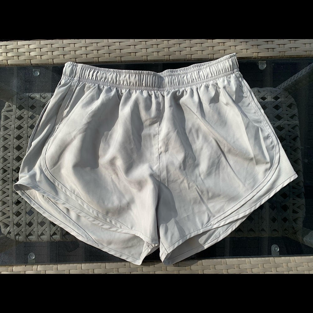 Women’s Nike Shorts (silver/white, L)